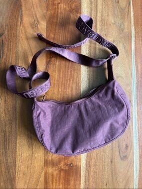 BAGGU small Mahogany Crescent Crossbody Shoulder Bag